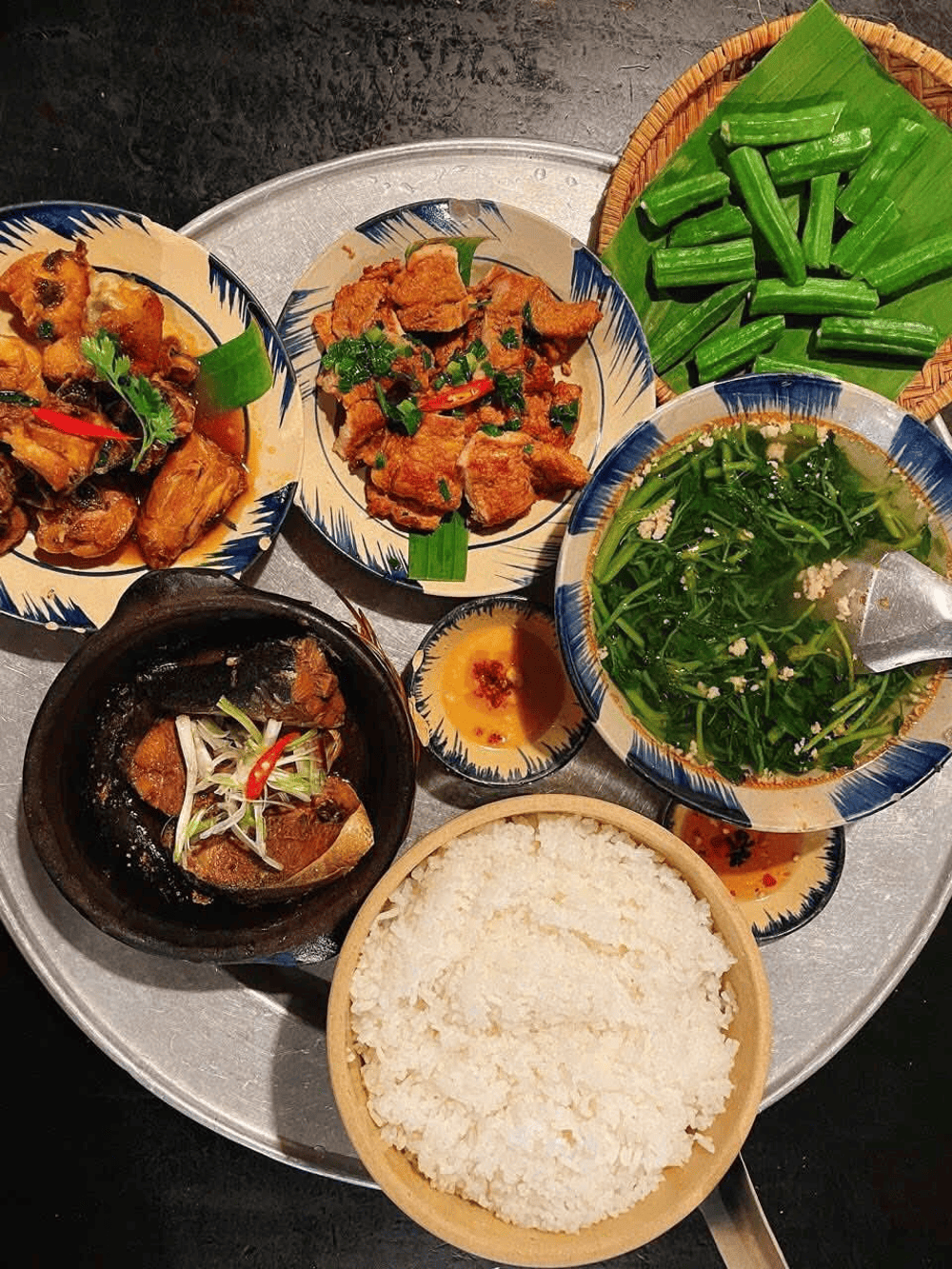 Cơm Lá Chuối phục vụ suất ăn 69.000 VND đầy đủ các món theo ngày (Nguồn: Fanpage Lá Chuối)